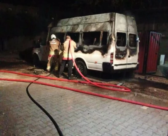 Hatay’da minibüs alevlere teslim oldu