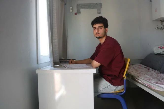 Perdeyle ikiye bölünen 18 metrekarelik konteynerde ders çalışarak tıp fakültesini kazanan depremzede