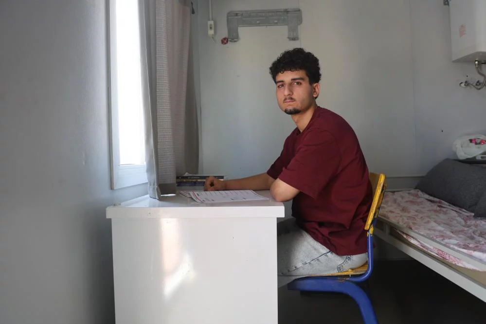 Perdeyle ikiye bölünen 18 metrekarelik konteynerde ders çalışarak tıp fakültesini kazanan depremzede
