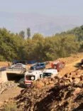 SEPETLİ MOTOSİKLET UÇURUMDAN UÇTU: 3 YARALI