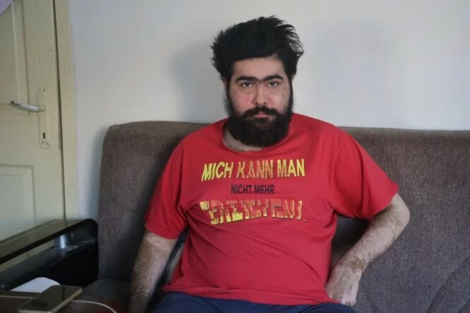 TEDAVİYİ REDDEDEN TELEFON BAĞIMLISI BARIŞ, SANAL DÜNYADAKİ YAŞAMINA GERİ DÖNDÜ "İSTESEM DÜZELİRİM AMA İSTEMİYORUM" DİYEN BARIŞ, TELEFON BAŞINDAKİ HAYATINA DÖNDÜ