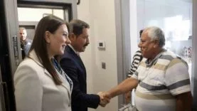 DEPREMDE YERLE BİR OLARAK BOŞ ARAZİYE DÖNEN CUMHURİYET MAHALLESİ'NDE YENİ YUVALARINA KAVUŞAN AİLELERİN İLK MİSAFİRİ VALİ MASATLI OLDU