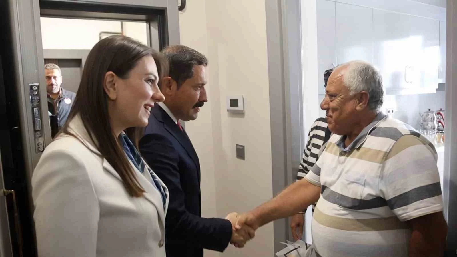 Depremde yerle bir olarak boş araziye dönen Cumhuriyet Mahallesi’nde yeni yuvalarına kavuşan ailelerin ilk misafiri Vali Masatlı oldu