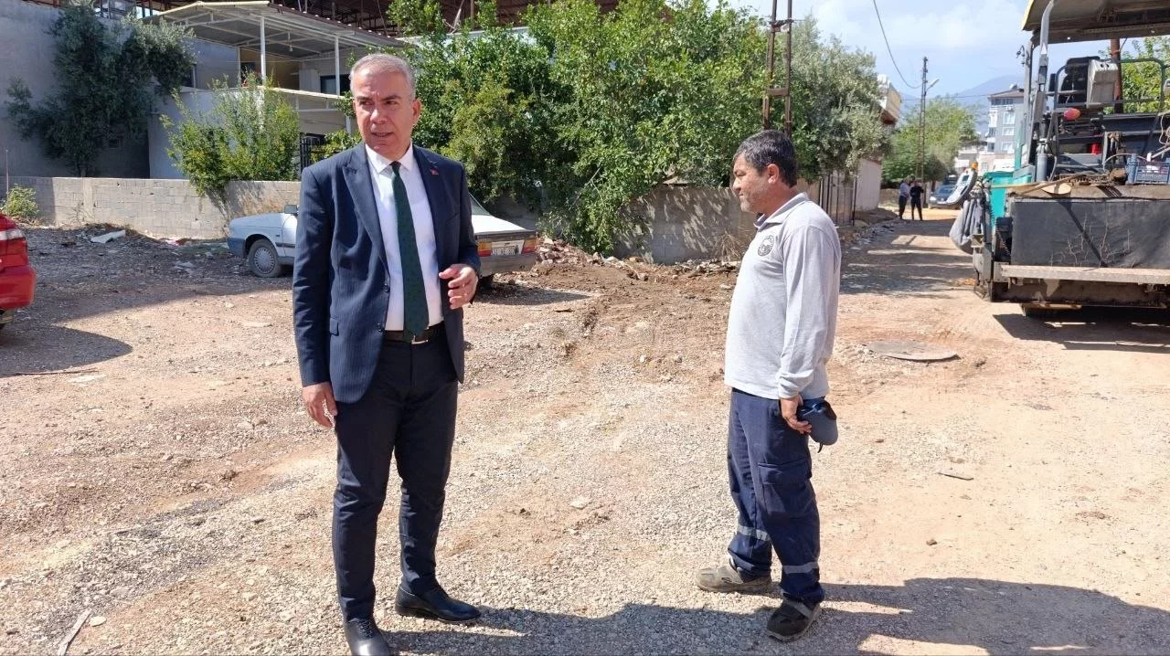 ÇELİK “CUMHURİYET MAHALLESİ’NDE  ÇAMUR, ÇUKUR VE TOZ SORUNU BİTİRİLECEK”