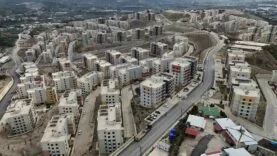 DEPREMİN ARDINDAN YENİDEN İNŞA EDİLEN KENTTE TOKİ KONUTLARININ KİRALARI 10 BİN TL'DEN BAŞLIYOR