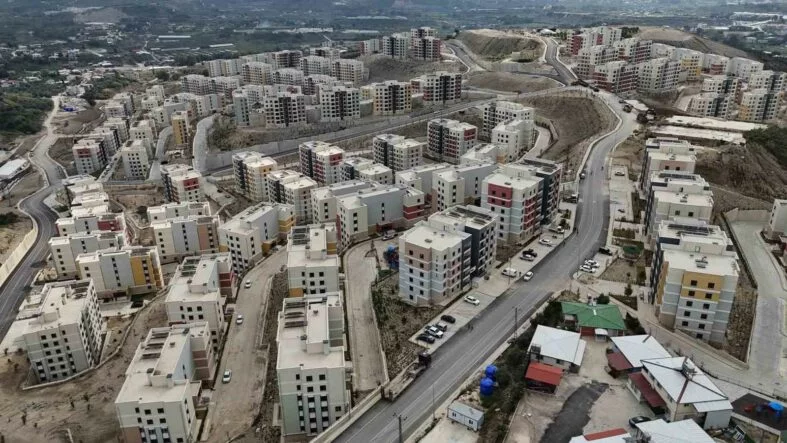 DEPREMİN ARDINDAN YENİDEN İNŞA EDİLEN KENTTE TOKİ KONUTLARININ KİRALARI 10 BİN TL'DEN BAŞLIYOR