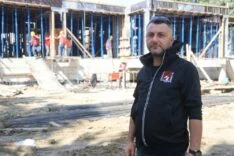 depremde kızlarını
