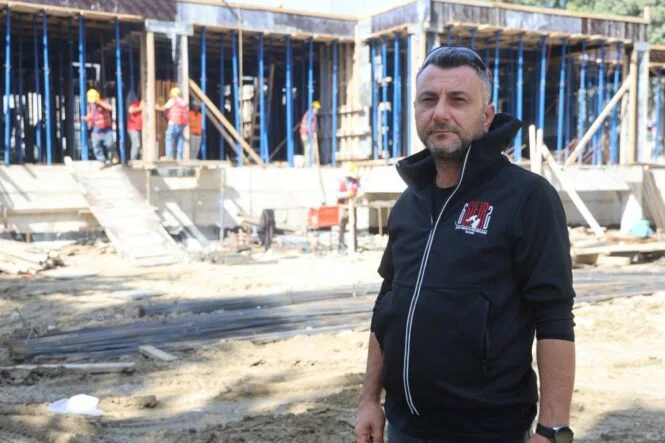 depremde kızlarını