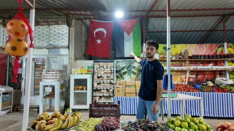 HATAY'DA 3 YILDIR MARKETİNE İSRAİL MENŞELİ ÜRÜNLERİ SOKMAYAN GENÇ ESNAF, DOLABINA BOYKOT MESAJI ASTI