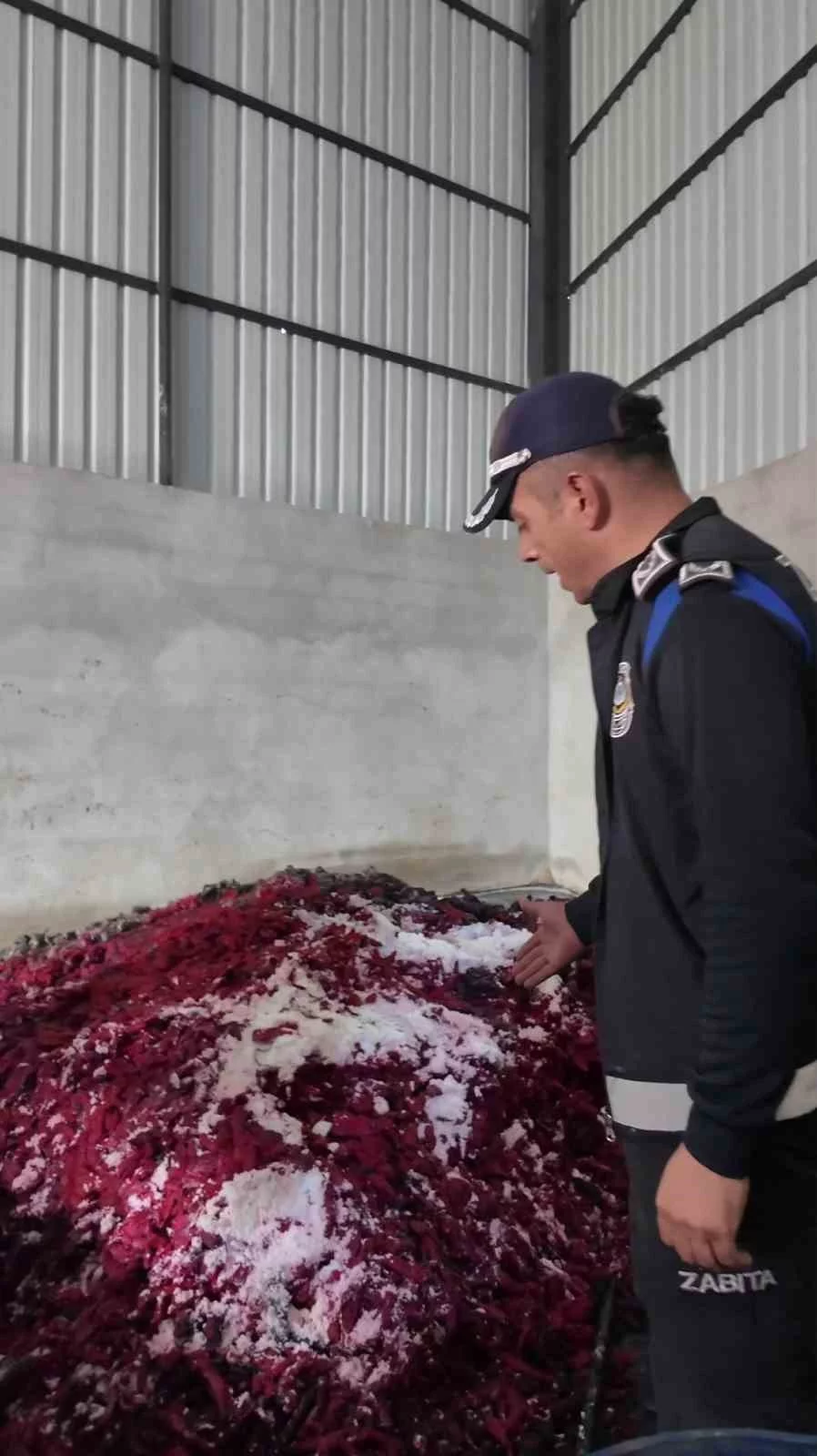İhbar üzerine gidilen adreste mide bulandıran şartlarda gıda üretildiği ortaya çıktı