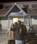 KENDİSİNDEN 45 YAŞ KÜÇÜK KADINLA EVLENMEK İSTEYEN YAŞLI ADAM, AKRABASININ KURDUĞU EVLİLİK OYUNUNA DÜŞTÜ