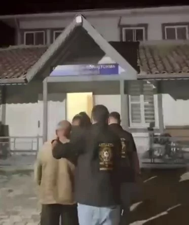 KENDİSİNDEN 45 YAŞ KÜÇÜK KADINLA EVLENMEK İSTEYEN YAŞLI ADAM, AKRABASININ KURDUĞU EVLİLİK OYUNUNA DÜŞTÜ