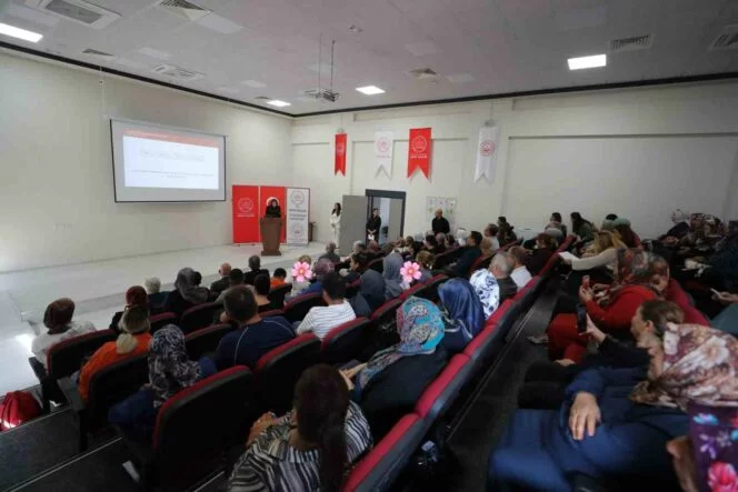 HATAY’DA KORUYUCU AİLELERE ÇOCUKLARLA İLETİŞİM EĞİTİMİ VERİLDİ