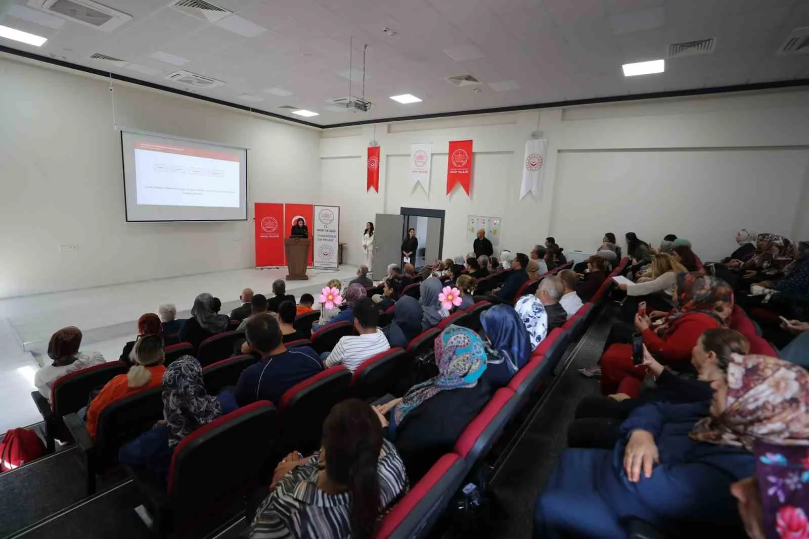 Hatay’da koruyucu ailelere çocuklarla iletişim eğitimi verildi