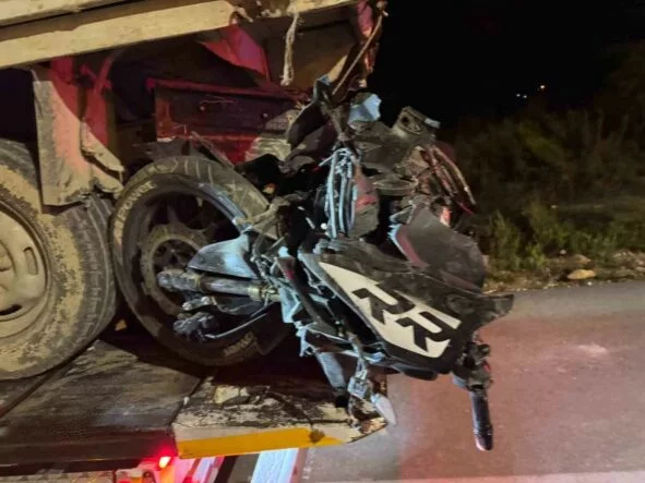 PİKAPLA ÇARPIŞAN MOTOSİKLETİN 19 YAŞINDAKİ SÜRÜCÜSÜ ÖLDÜ