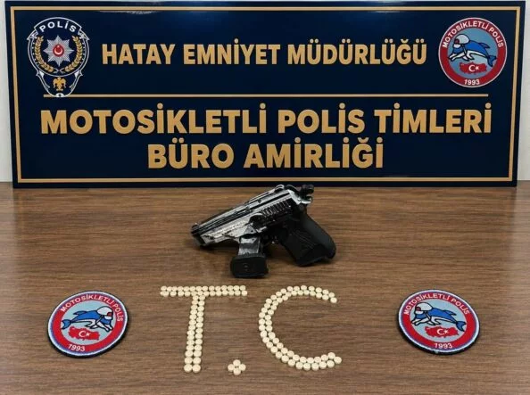 ANTAKYA’DA 119 UYUŞTURUCU HAP VE KURUSIKI TABANCA ELE GEÇİRİLDİ