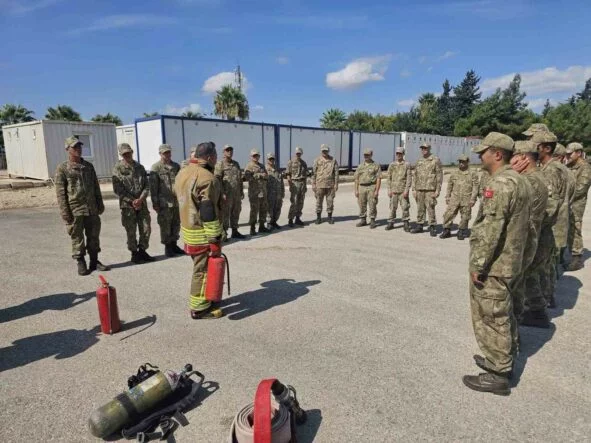 Reyhanlı’da Mehmetçiğe temel yangın eğitimi verildi