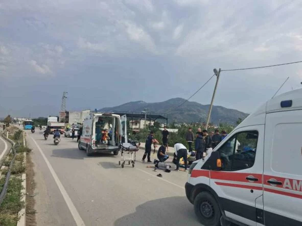 16 YAŞINDAKİ SÜRÜCÜNÜN KULLANDIĞI MOTOSİKLET TIRA ÇARPTI: 1 ÖLÜ, 2 YARALI