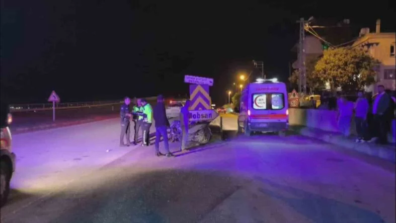 SEYİR HALİNDE OLAN MOTOSİKLET BARİYERE ÇARPTI: 2 YARALI